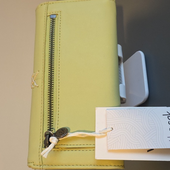 THE SAK NWT Fernwood Key Lime Large Leather Wallet - Picture 6 of 14